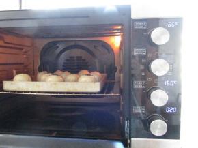 烤箱上下火160度预热完成后，入烤箱烤25分钟左右