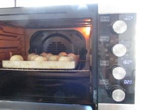 烤箱上下火160度预热完成后，入烤箱烤25分钟左右