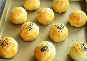 烤好的蛋黄酥
