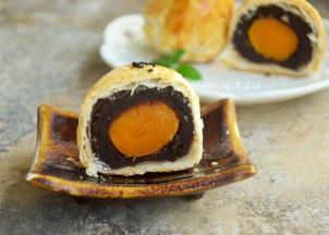 切开看看，皮酥馅香，蛋黄油润，非常好吃。做了10个，一天就没啦