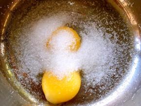 现在做豆乳卡士达酱，蛋黄加砂糖搅拌均匀