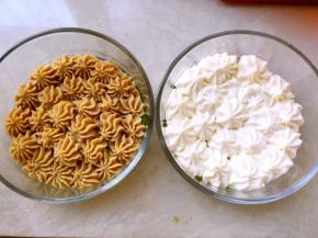 盒内铺一片蛋糕，在上面分别挤上豆乳卡士达酱跟淡奶油