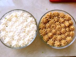 铺第二片蛋糕片，分别挤上两种不同酱，第一次挤豆乳卡士达酱的这次挤淡奶油，第一次挤淡奶油的，这次挤卡士达酱