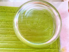 蛋糕撕掉油纸，我用的圆形保鲜碗，将蛋糕裁出四片圆形，正好能够铺进碗里即可