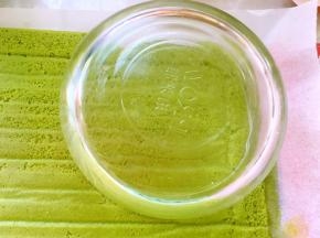 蛋糕撕掉油纸，我用的圆形保鲜碗，将蛋糕裁出四片圆形，正好能够铺进碗里即可