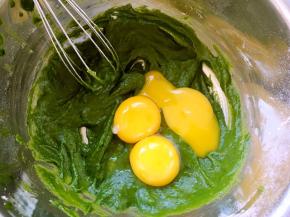 分离鸡蛋，将蛋白打发至干净容器，蛋黄加入到菠菜面糊中画Z字搅拌均匀