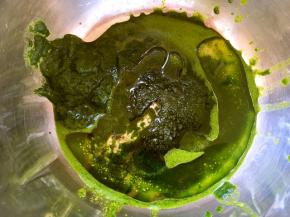 先来做蛋糕，菠菜泥加玉米油、砂糖搅拌均匀