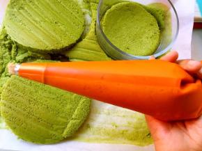 裱花袋内装入裱花嘴，我用的8齿跟10齿的，将豆乳卡士达酱跟打发好的奶油装入裱花袋内