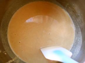 将打好的热豆浆一点点加入到蛋黄糊中搅拌均匀，边加入边搅拌，直到全部加入热豆浆