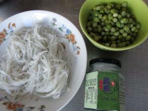 备好主要食材，新鲜银鱼洗净，豌豆是熟的