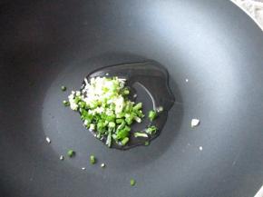 锅中放适量橄榄油，下葱姜末炒香