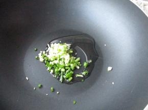 锅中放适量橄榄油，下葱姜末炒香