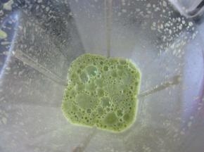 豌豆加适量水用破壁机打成糊