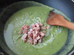 再加一点点火腿丁增香