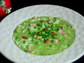 盛入碗中时撒一点点香菜碎