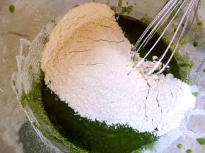 过筛小米面粉，搅拌均匀，没有小米面粉，可以用低筋面粉