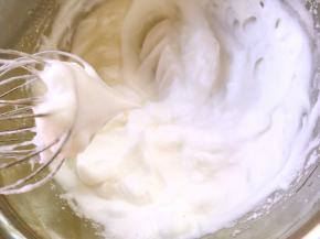 蛋白加几滴柠檬汁打发至硬性发泡，打蛋器提起有个三角尖