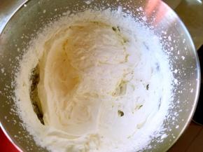 打发淡奶油，淡奶油加糖粉打发出清晰纹路，倾斜打蛋盆奶油不流动即可，放冰箱冷藏