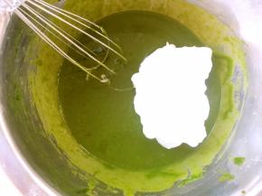 将打发好的蛋白分三次加入到蛋黄糊中翻拌均匀