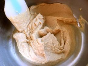 锅内小火加入，倒入卡士达酱糊，边加热边搅拌，至酱浓稠，关火凉透备用