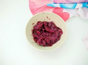 山药和紫薯放入锅中蒸熟，取出来压成泥。