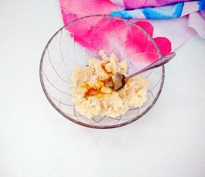 山药压成泥，加入蜂蜜拌匀(山药连皮一块洗净再蒸熟，然后再去皮，防止手痒)。