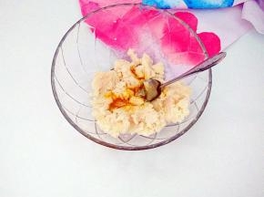 山药压成泥，加入蜂蜜拌匀(山药连皮一块洗净再蒸熟，然后再去皮，防止手痒)。