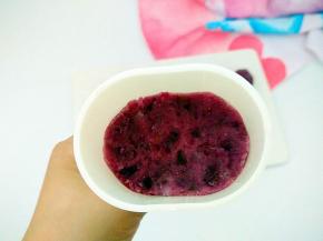 模具中先放一份紫薯泥