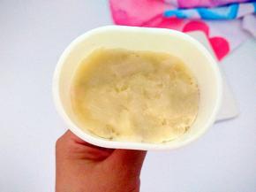 再放入一份山药泥，随后又放入一份紫薯泥。