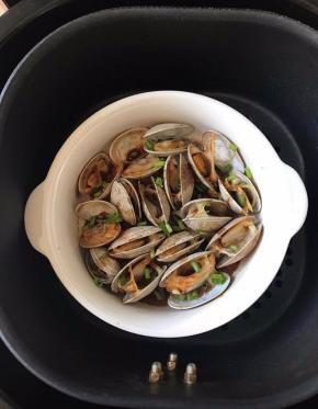 淋上生抽，撒些黑胡椒粉辣椒粉葱花，再烤1分钟