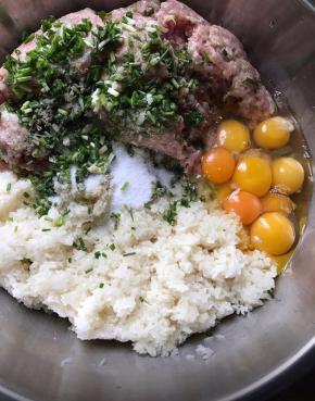 等糯米饭放凉后，加入鸡蛋、肉、葱姜、盐、鸡精、胡椒粉