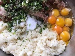 等糯米饭放凉后，加入鸡蛋、肉、葱姜、盐、鸡精、胡椒粉
