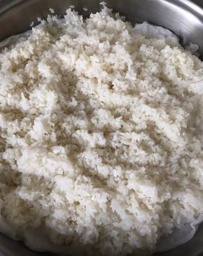 糯米洗净沥干水份放置两小时后上锅蒸熟，也可以用电饭锅煮。