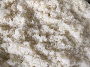 糯米洗净沥干水份放置两小时后上锅蒸熟，也可以用电饭锅煮。