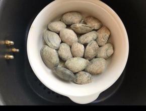 撒些白胡椒粉放入空气炸锅，190度10分钟左右，烤到张口即可