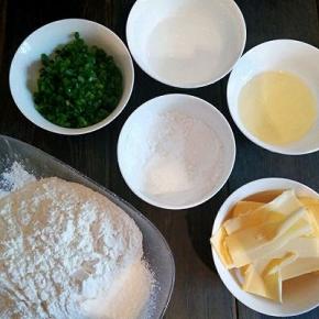 黄油提前从冰箱里取出软化，香葱洗净沥干水，切成细细的葱末；