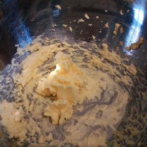 黄油用电动打蛋器慢速打发，