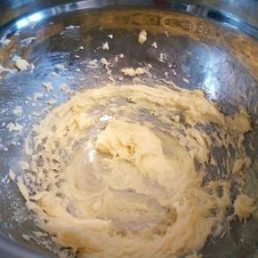 黄油颜色变浅，体积膨大时，加入色拉油；