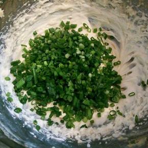 加入切碎的葱花，