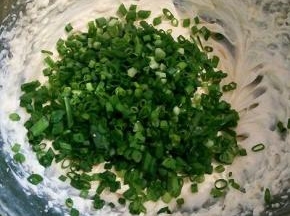 加入切碎的葱花，