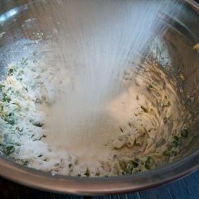  筛入低筋面粉，