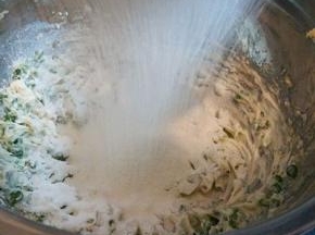  筛入低筋面粉，