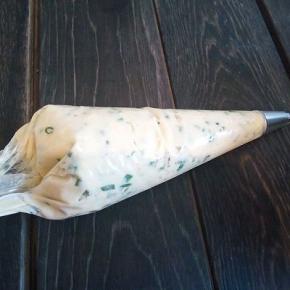 装入裱花袋，用的是8瓣花瓣的裱花嘴，