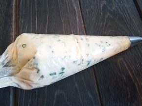 装入裱花袋，用的是8瓣花瓣的裱花嘴，