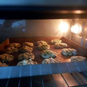 烤箱180度预热，中层，上下火180度烤25分钟就可以了，