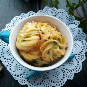  酥酥的，还有葱香味，口感不错！