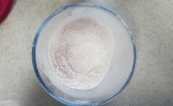 将低筋面粉,红曲粉,泡打粉混合均匀后过筛