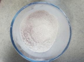 将低筋面粉,红曲粉,泡打粉混合均匀后过筛