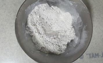 在过筛后的粉类中加入黑芝麻适量大概混合