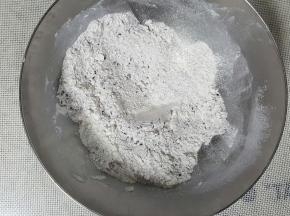 在过筛后的粉类中加入黑芝麻适量大概混合